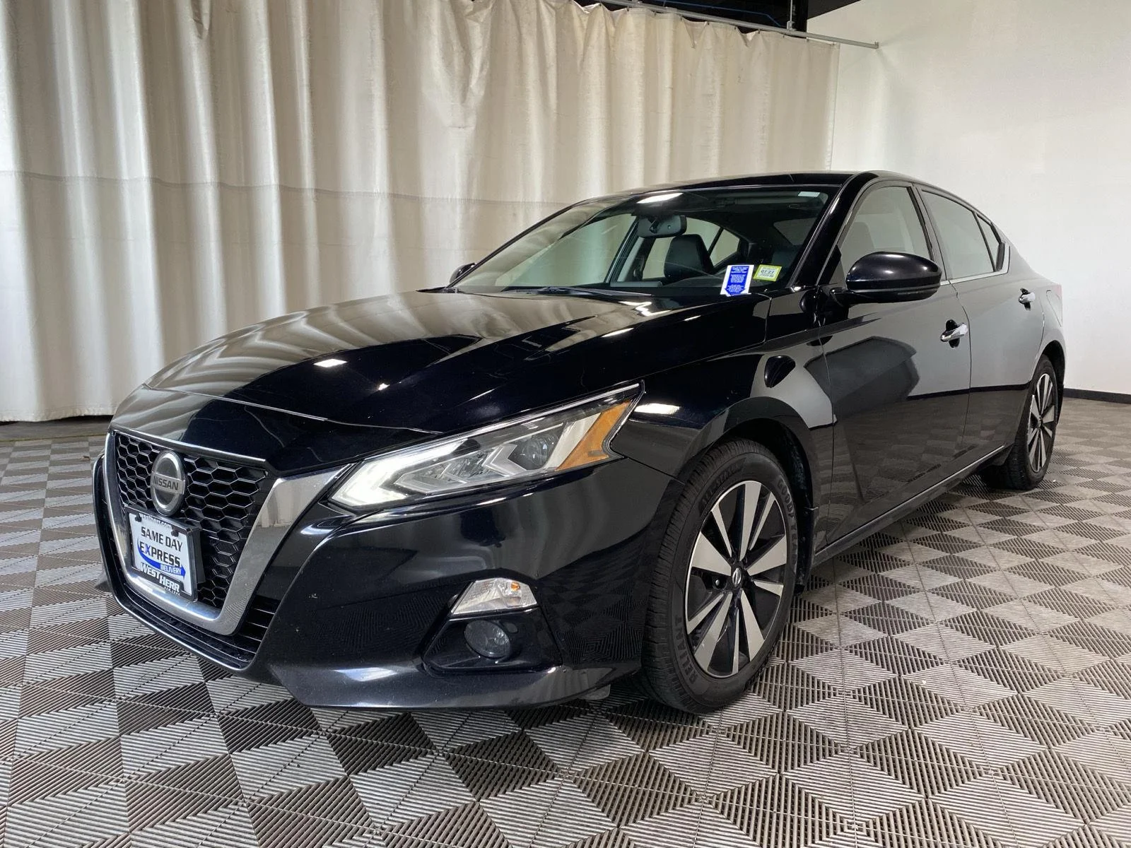 Used 2019 Super Black Nissan 2.5 SL image 3