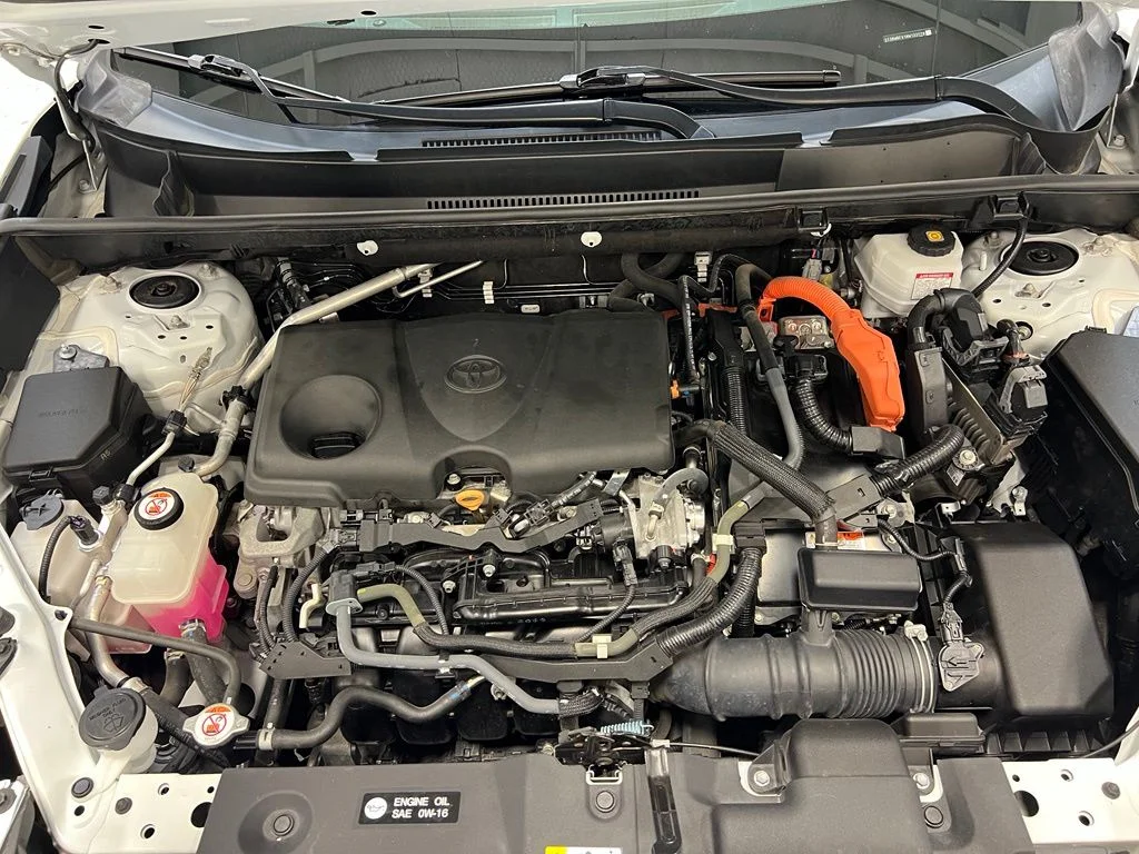 Used 2022 White Toyota XLE image 33