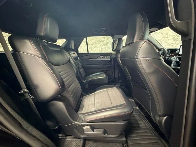 Used 2025 Agate Black Metallic Ford ST-Line image 12