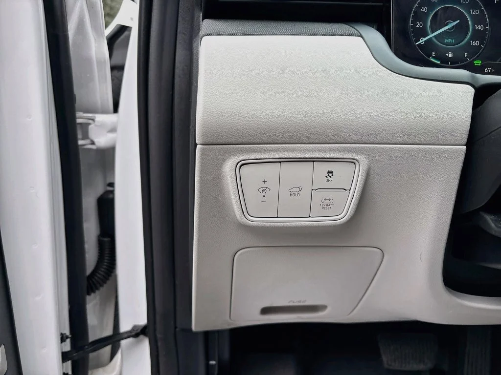 Used 2022 Quartz Hyundai Limited image 10