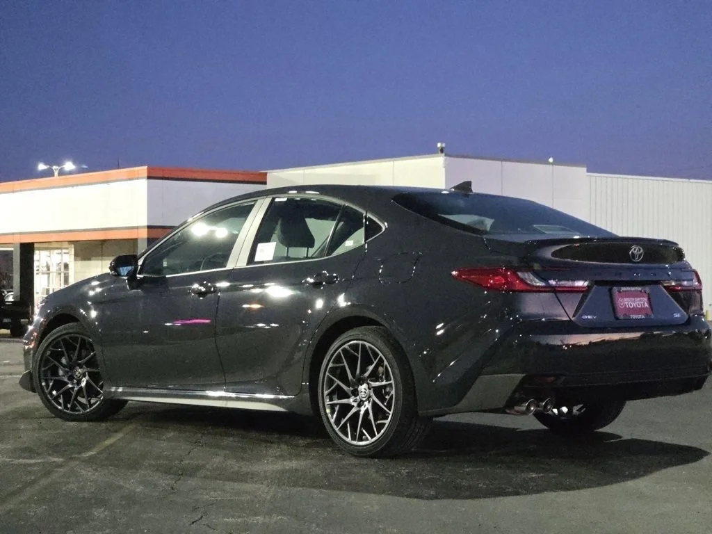 2026 Toyota Camry SE - Photo 18
