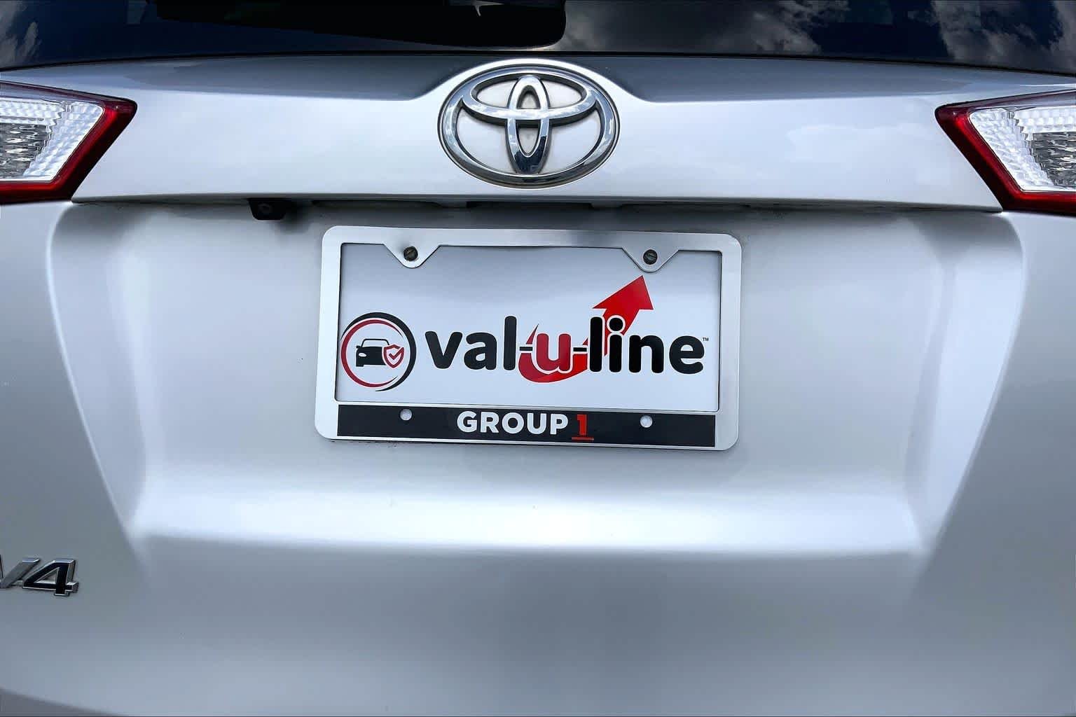 Used 2015 Classic Silver Metallic Toyota LE image 10