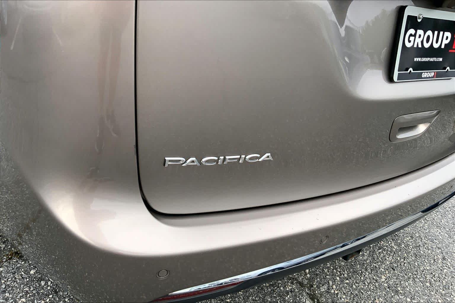 Used 2018 Molten Silver Chrysler Touring Plus image 29