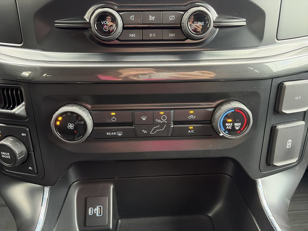 Used 2022 Agate Black Metallic Ford LARIAT image 25