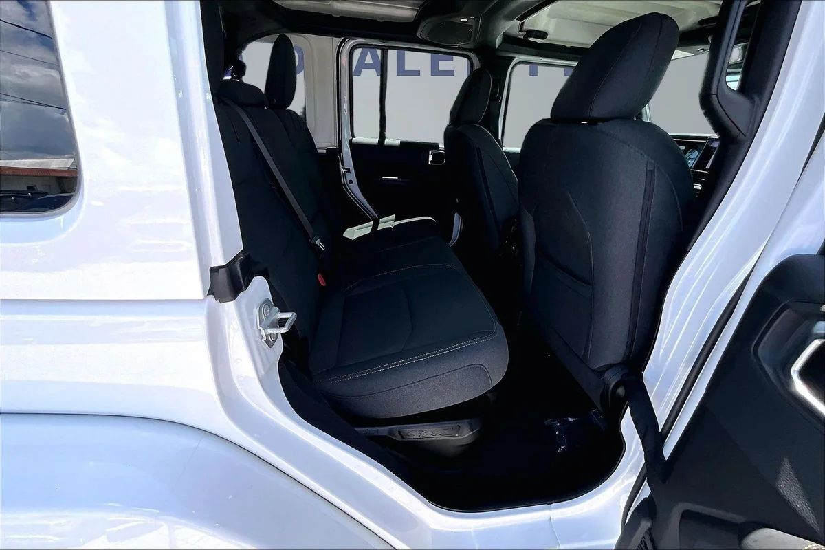 Used 2024  Jeep Sahara 4xe image 25