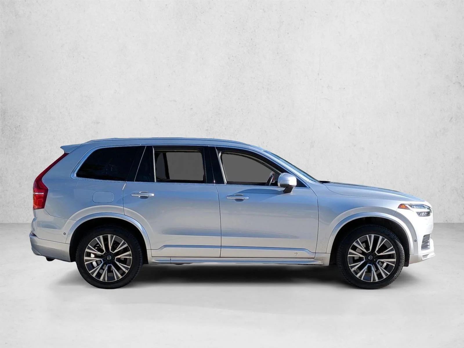 Used 2020 Bright Silver Metallic Volvo Momentum image 4