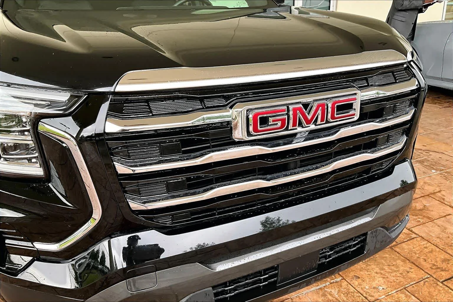 Used 2025 Ebony Twilight Metallic GMC FWD Elevation image 28