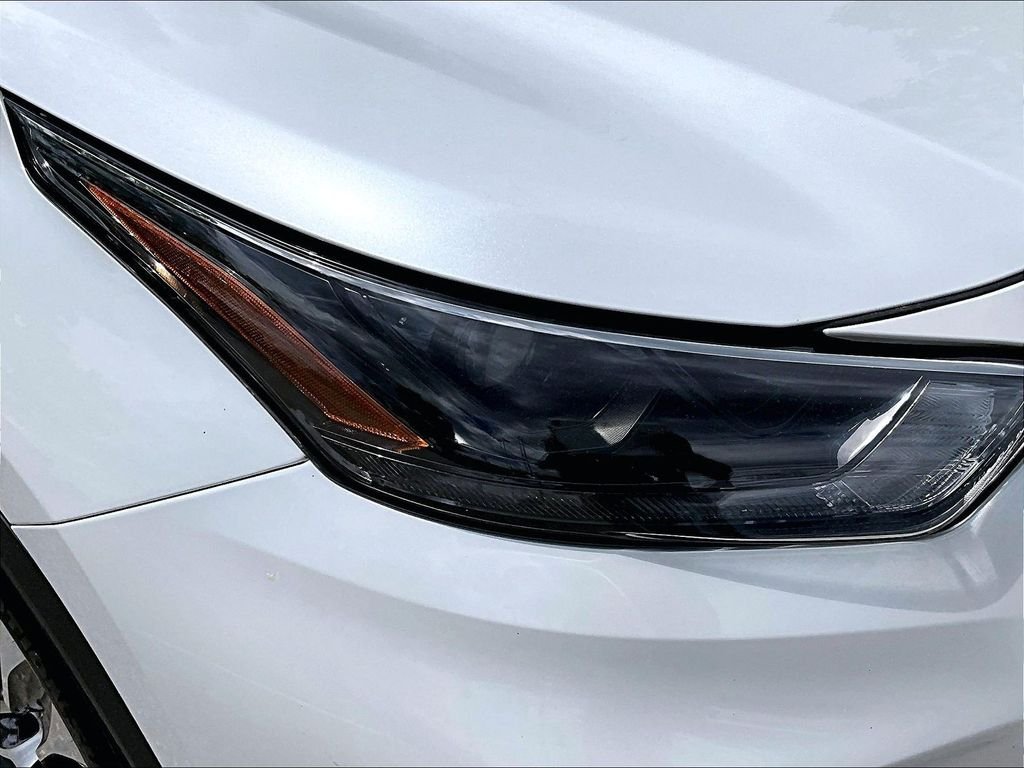 Used 2022 Beige Toyota XLE image 33