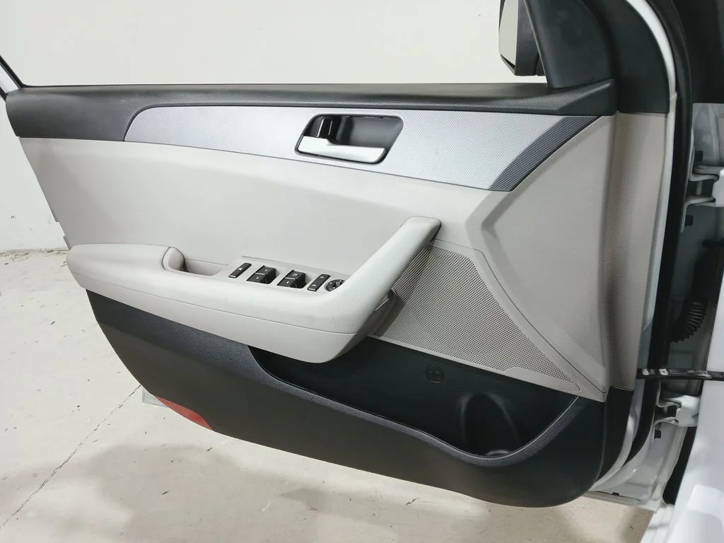 Used 2018 White Hyundai SE image 28