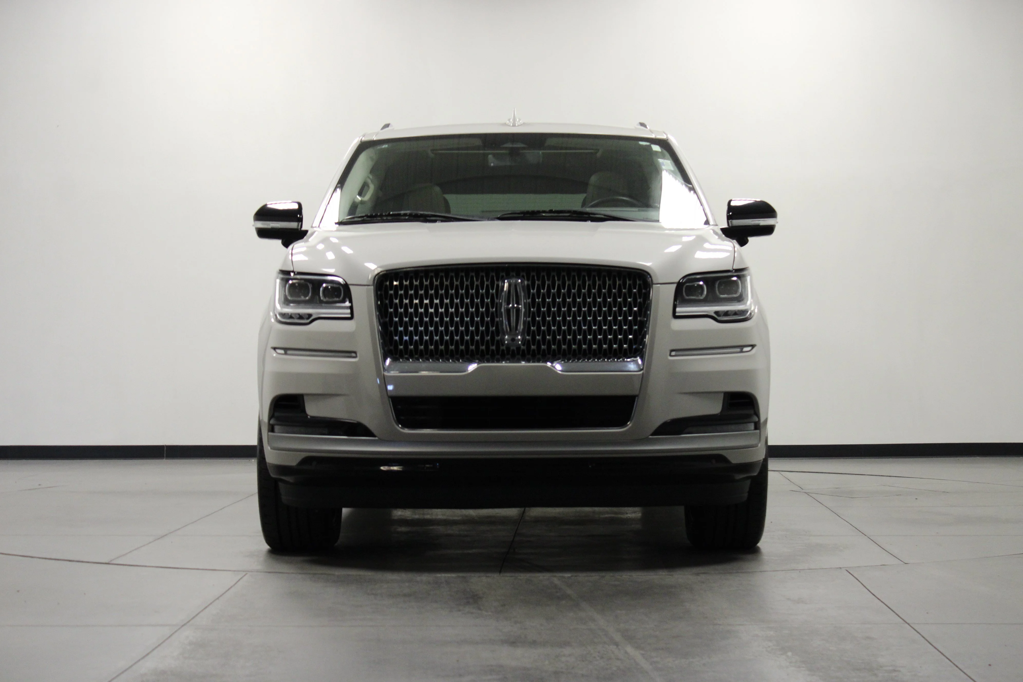 Used 2024 Ceramic Pearl Metallic Tri-Coat Lincoln Reserve image 9