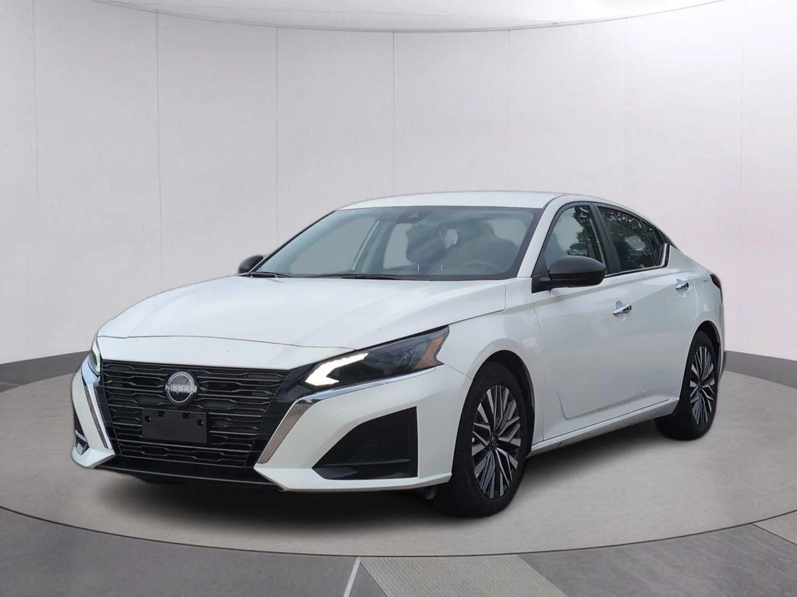Used 2025 Glacier White Nissan SV image 1