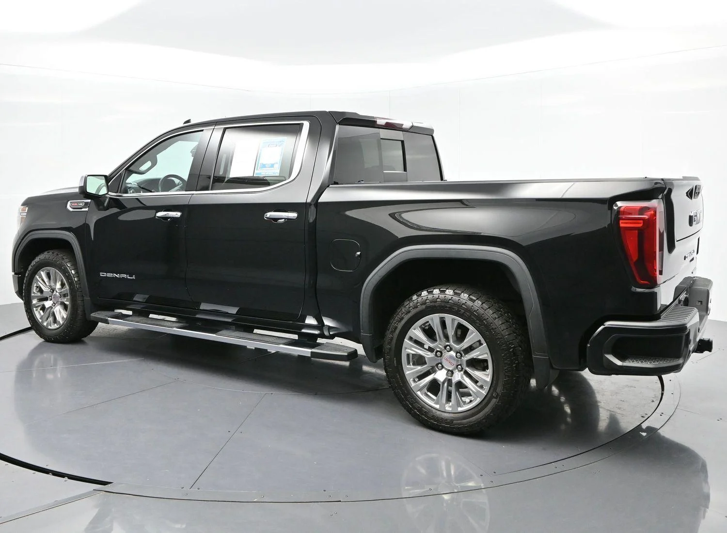 Used 2021 Onyx Black GMC Denali image 5