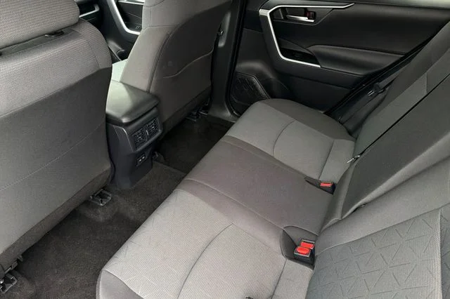 2025 Toyota RAV4 XLE - Photo 14