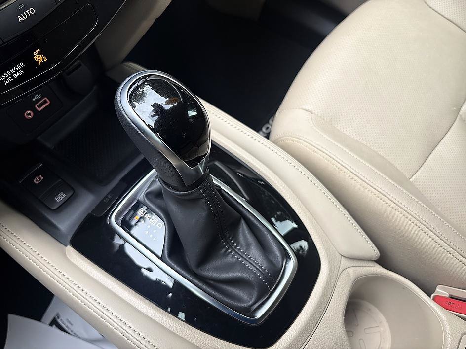 Used 2020 Pearl White Tricoat Nissan SL image 18
