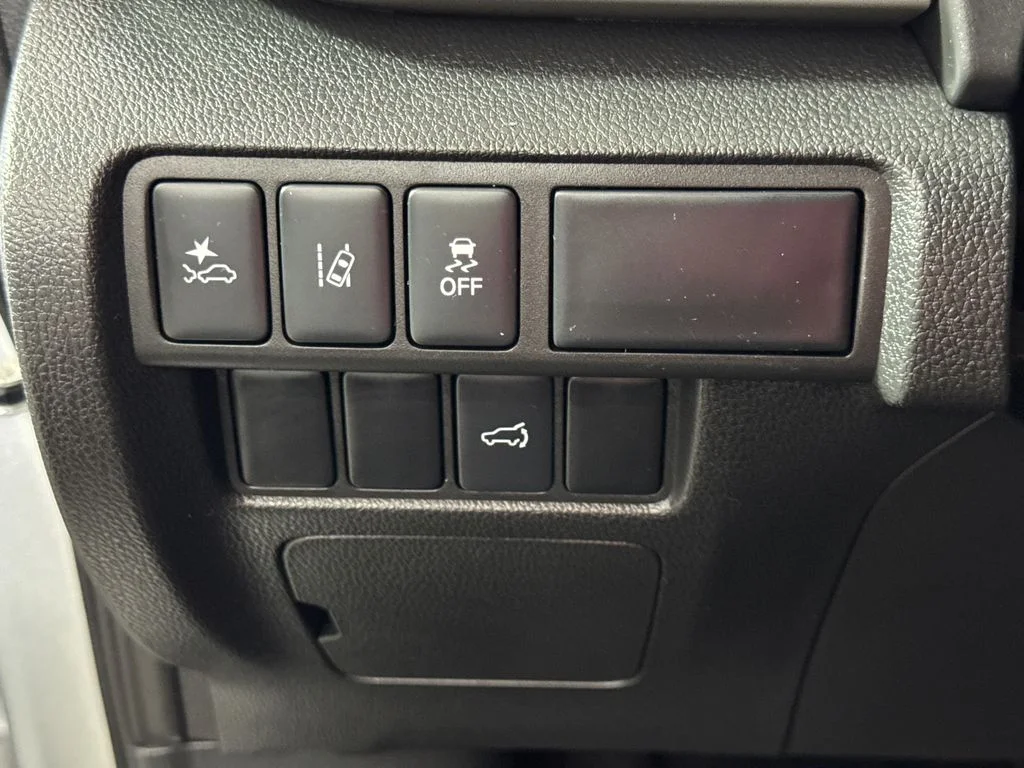 Used 2024 Silver Mitsubishi SE image 29