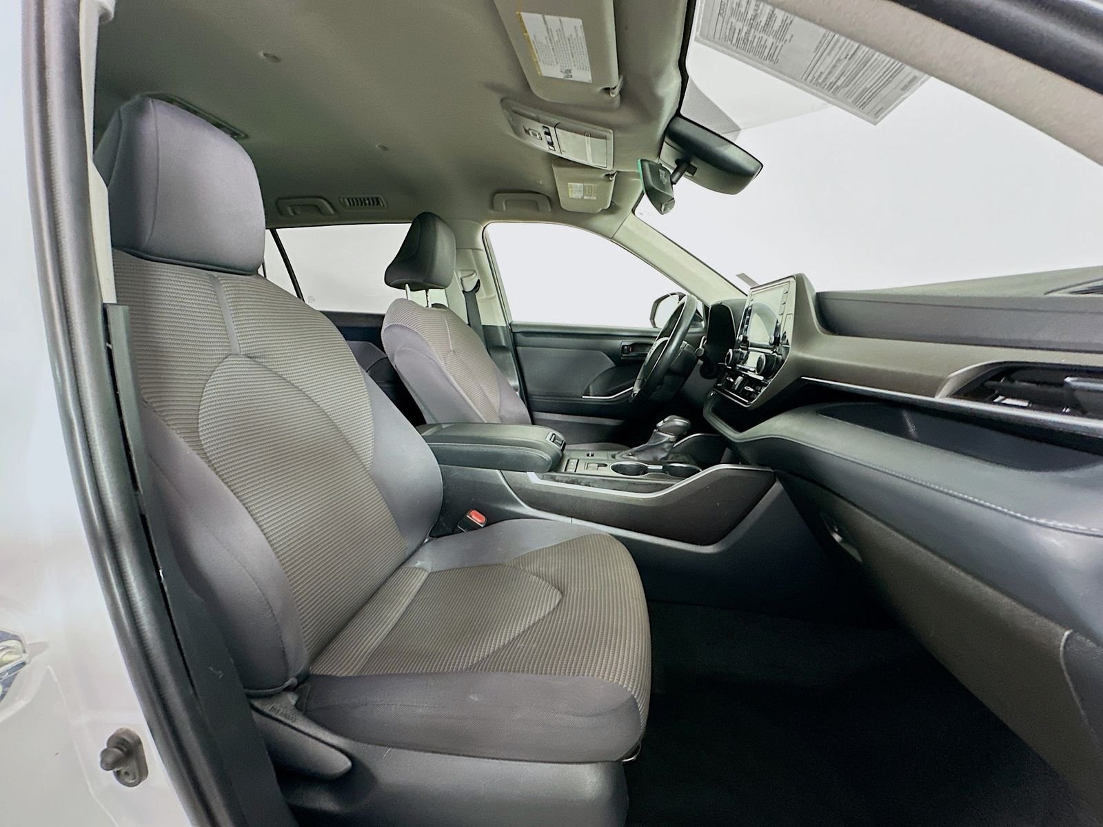 Used 2022 Pearl Toyota LE image 29
