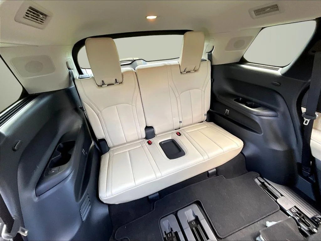 Used 2023 White INFINITI LUXE image 27