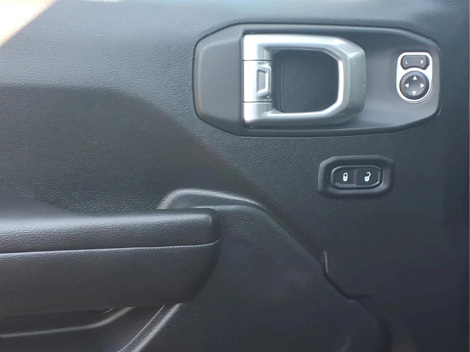 Used 2018 Black Clearcoat Jeep Sport S image 12