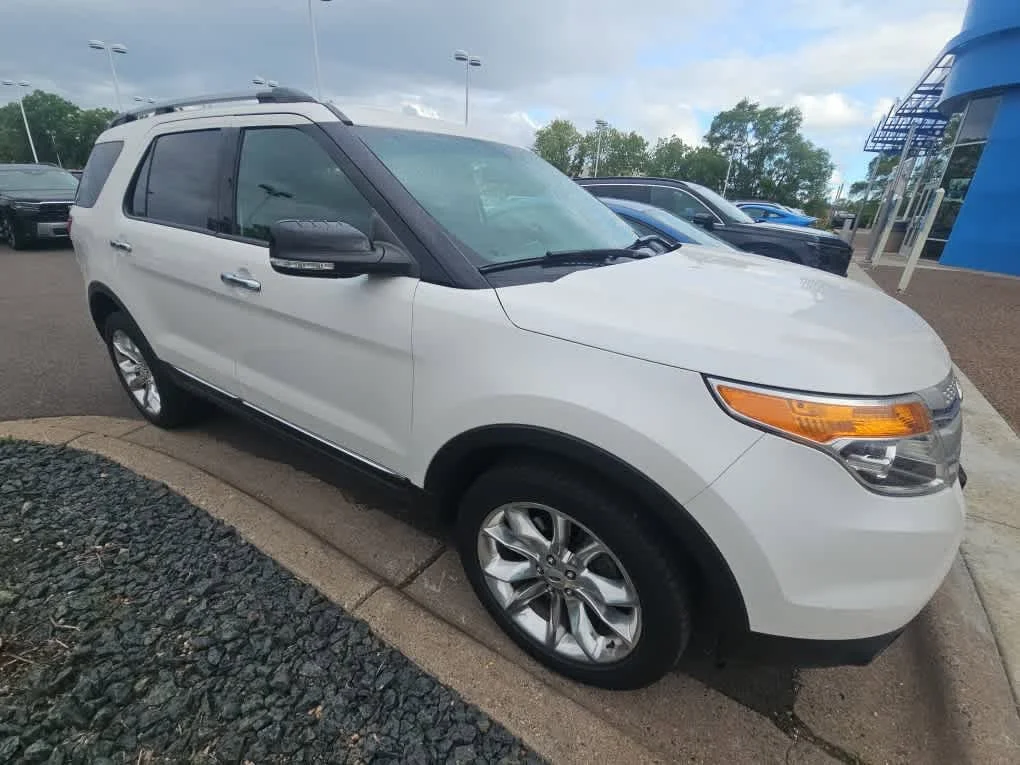 Used 2015 White Platinum Metallic Tri-Coat Ford XLT image 3