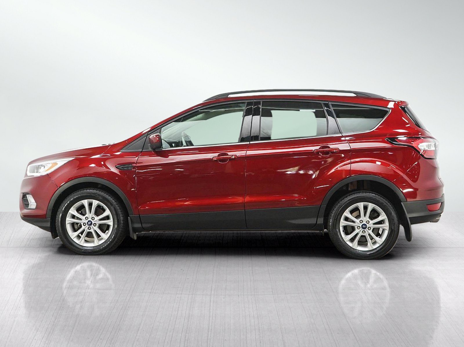 Used 2017 Ford Escape SE with VIN 1FMCU9G9XHUB53219 for sale in South Saint Paul, Minnesota