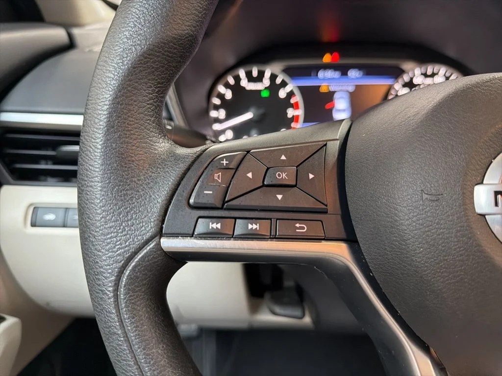 Used 2021 White Nissan 2.5 SV image 17