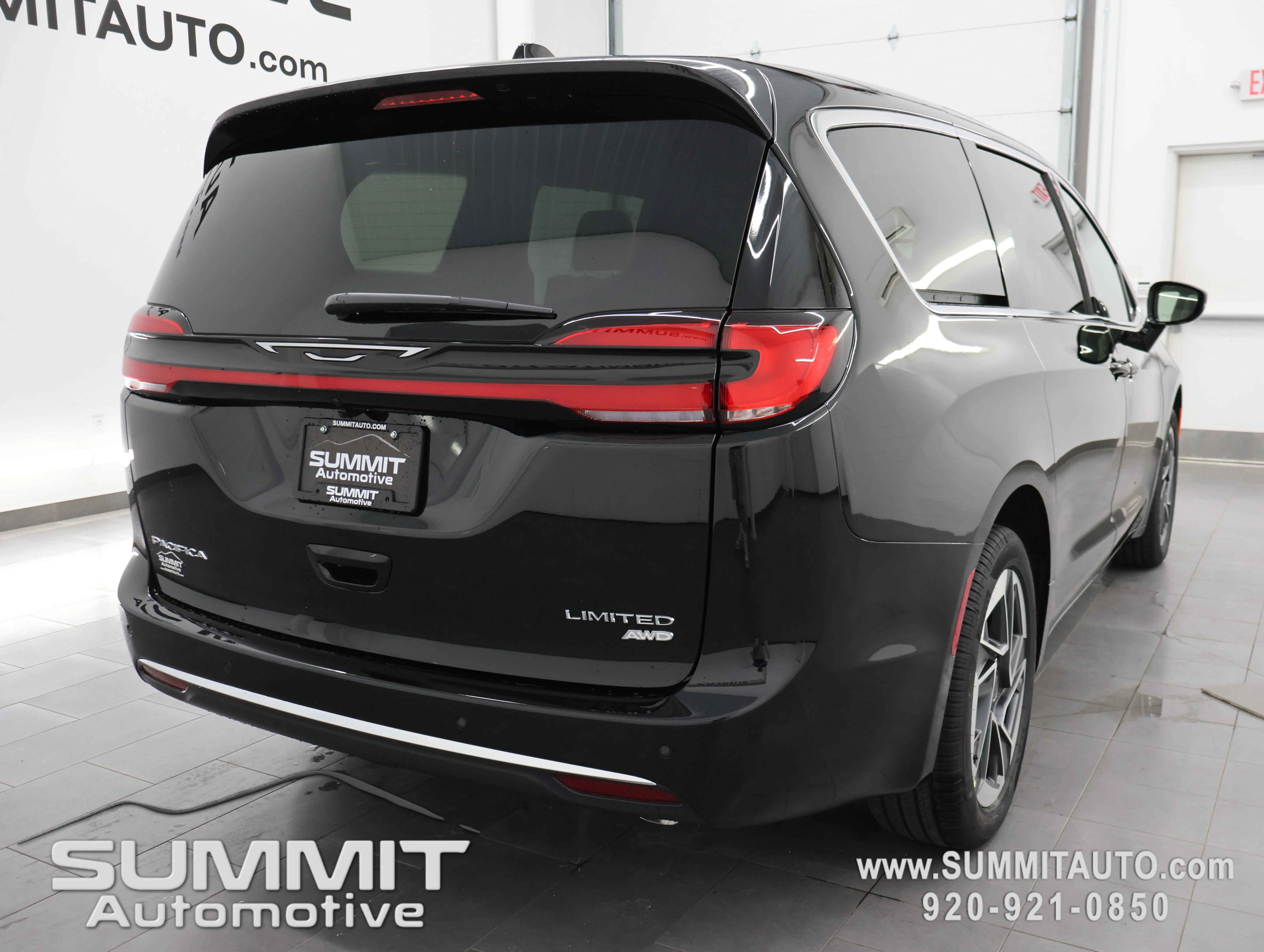 New 2027 Diamond Black Crystal Pearl-Coat Exterior Paint Chrysler Limited image 5