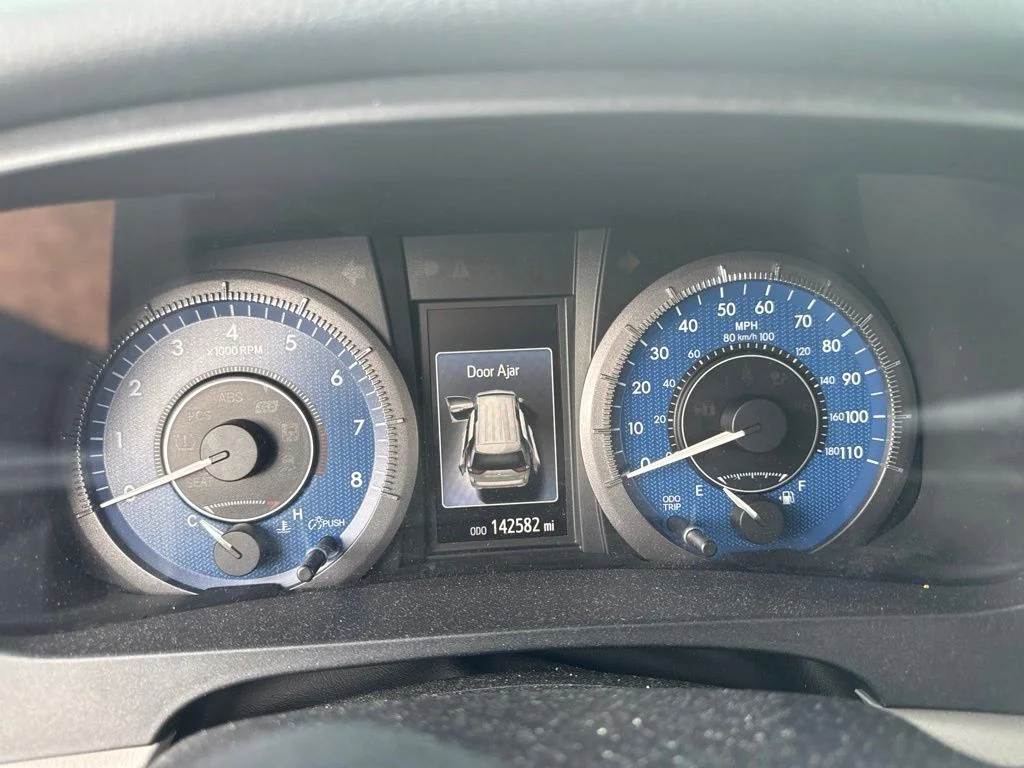 Used 2018 Silver Toyota XLE Premium image 19