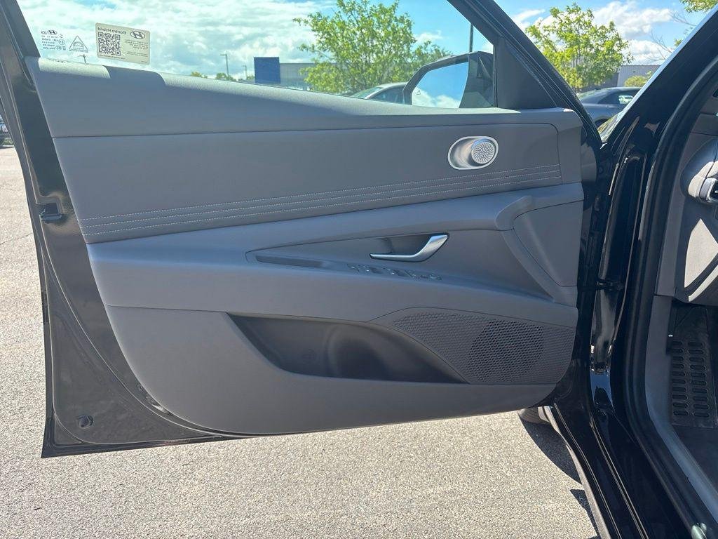2025 Hyundai Elantra Blue - Photo 16