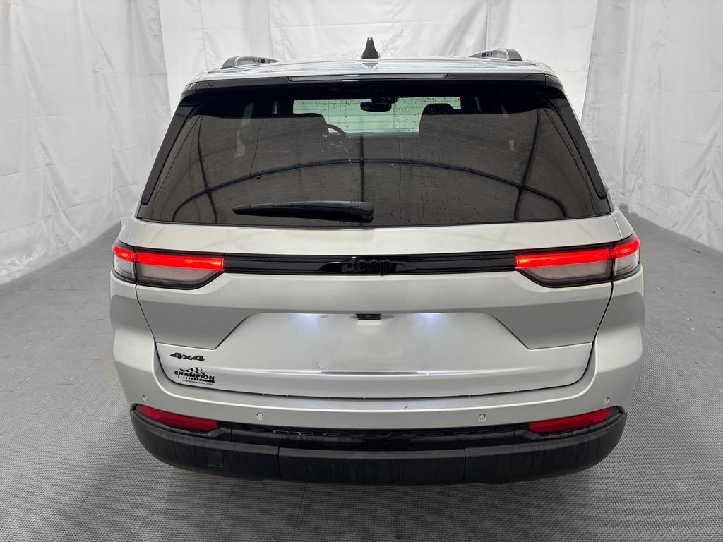 Used 2023 Silver Jeep Altitude X image 6