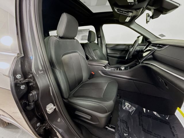 New 2025 Baltic Gray Metallic Clear-Coat Exterior Paint Jeep Laredo image 28