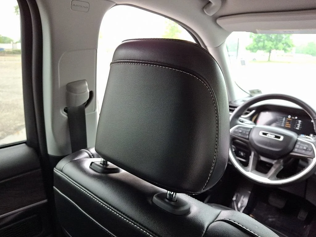 Used 2022 Silver Jeep Limited 4x4 image 47