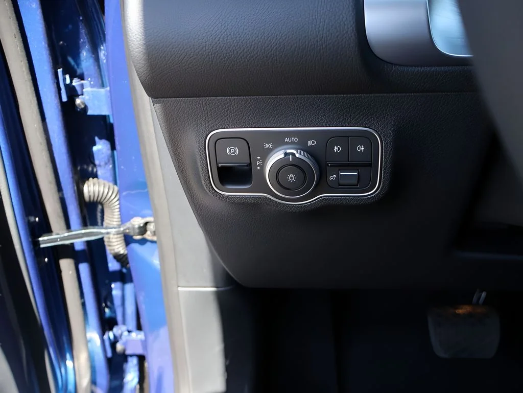 New 2026 Starling Blue Metallic Mercedes-Benz GLB 250 image 37