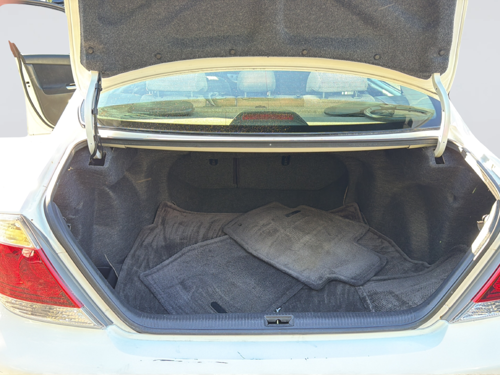 Used 2005 White Toyota SE image 22