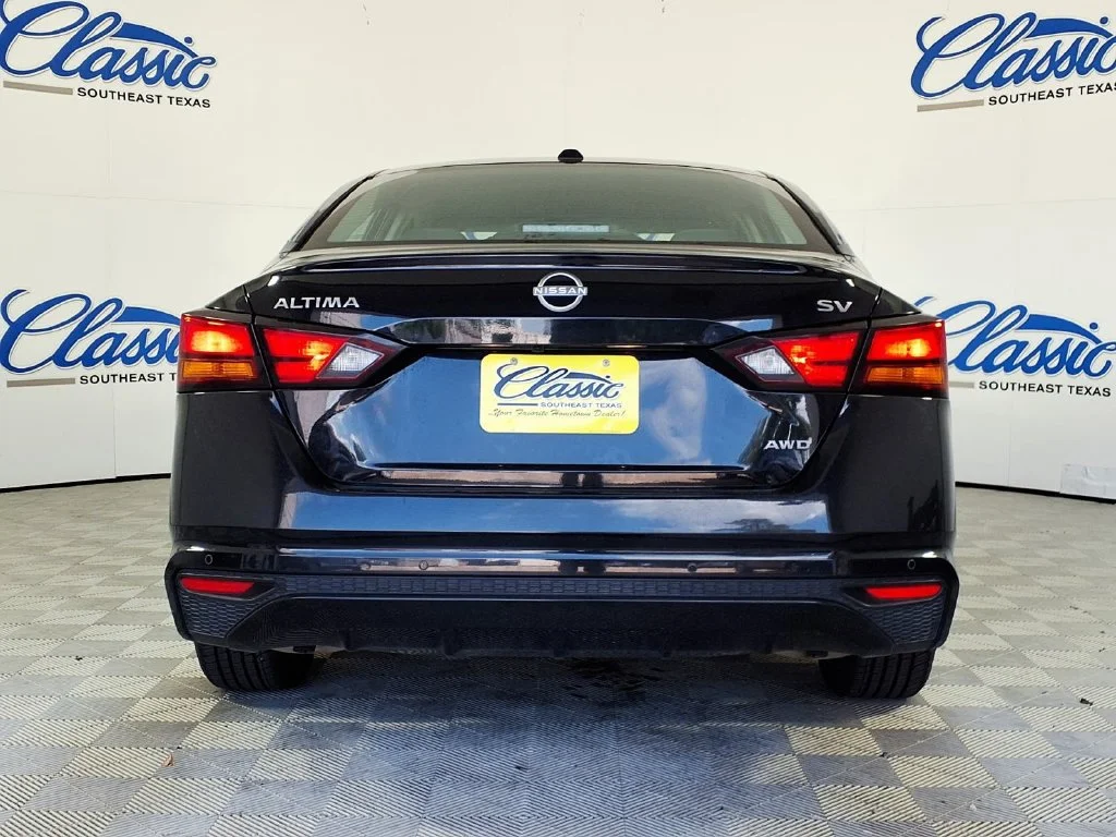 Used 2024 Super Black Nissan 2.5 SV image 4