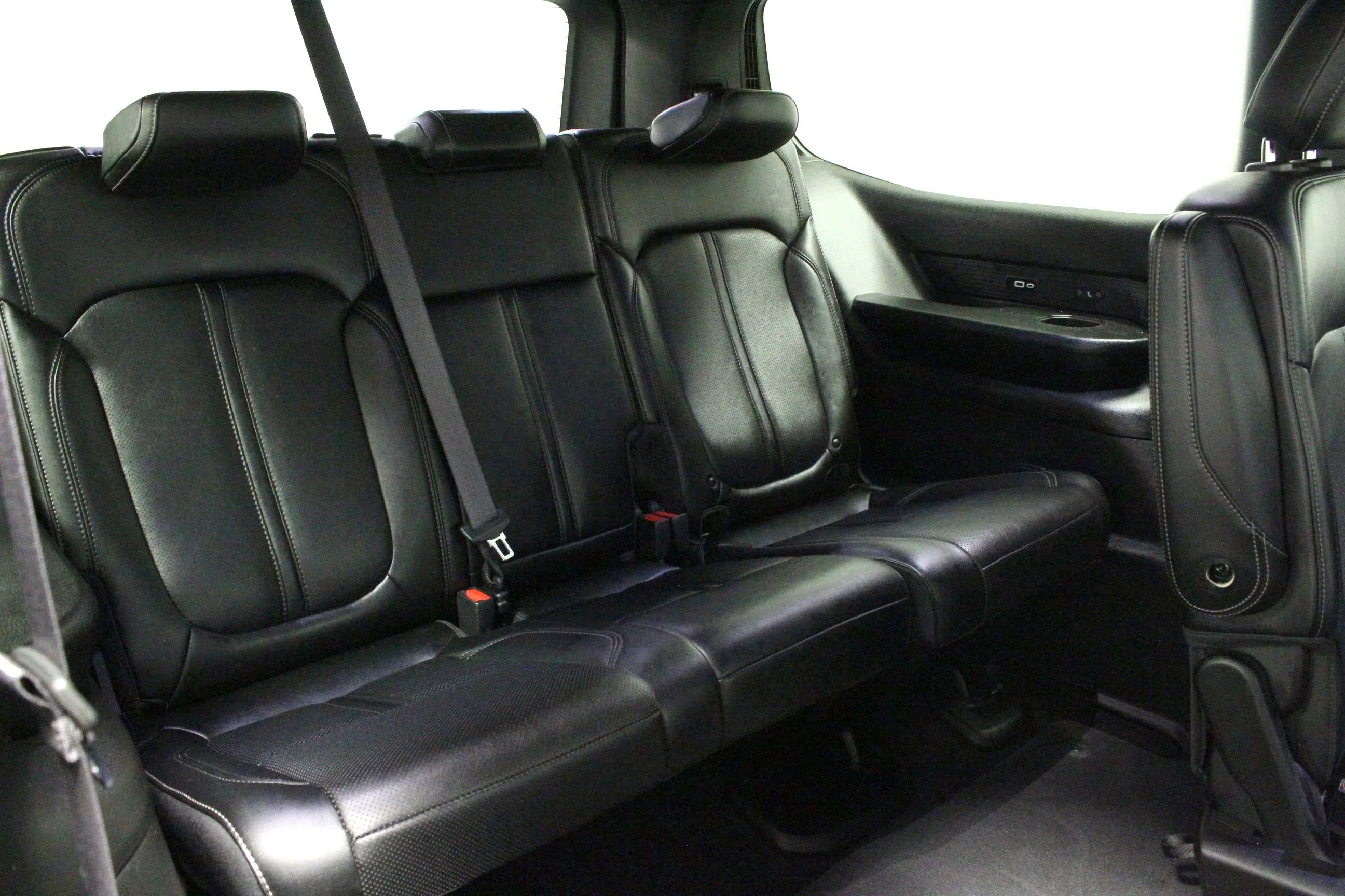 Used 2024 Diamond Black Crystal Pearlcoat Jeep Series II image 19