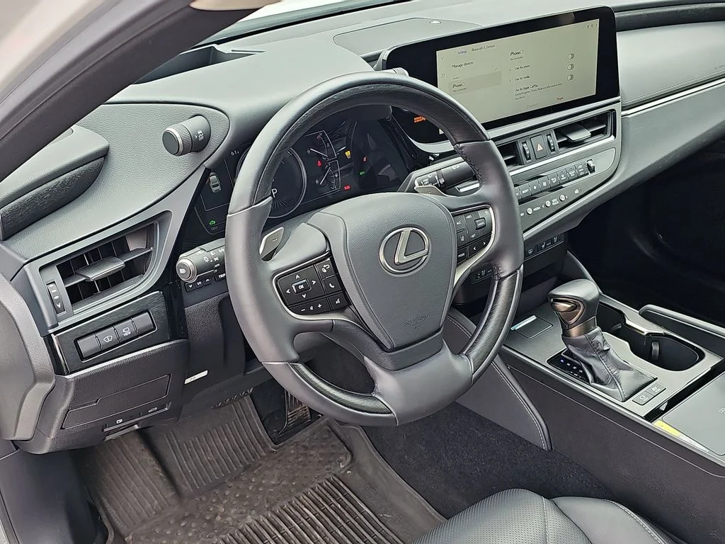 Used 2025 White Lexus 300h Luxury image 16