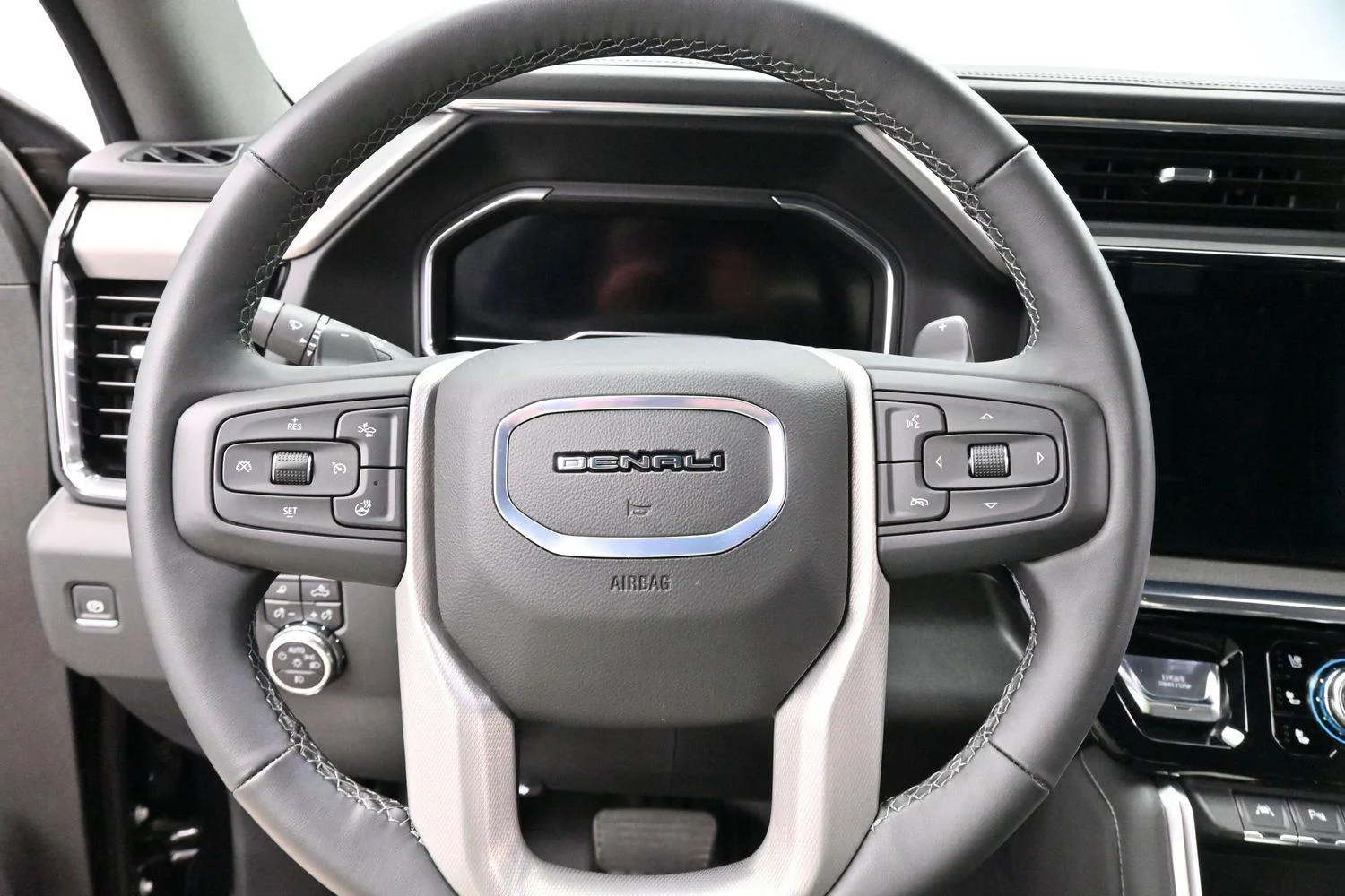 Used 2025 Onyx Black GMC Denali image 17