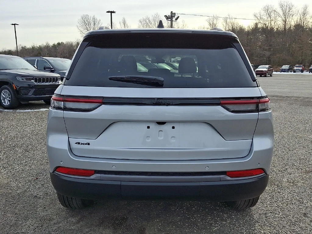 New 2026 Silver Zynith Exterior Paint Jeep Laredo Altitude image 7