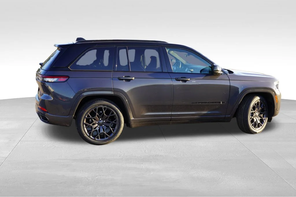 Certified Used 2025 Gray Jeep Summit image 5