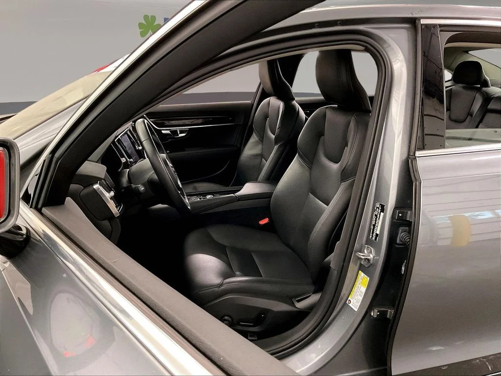 Used 2019 Gray Volvo T6 Momentum image 29