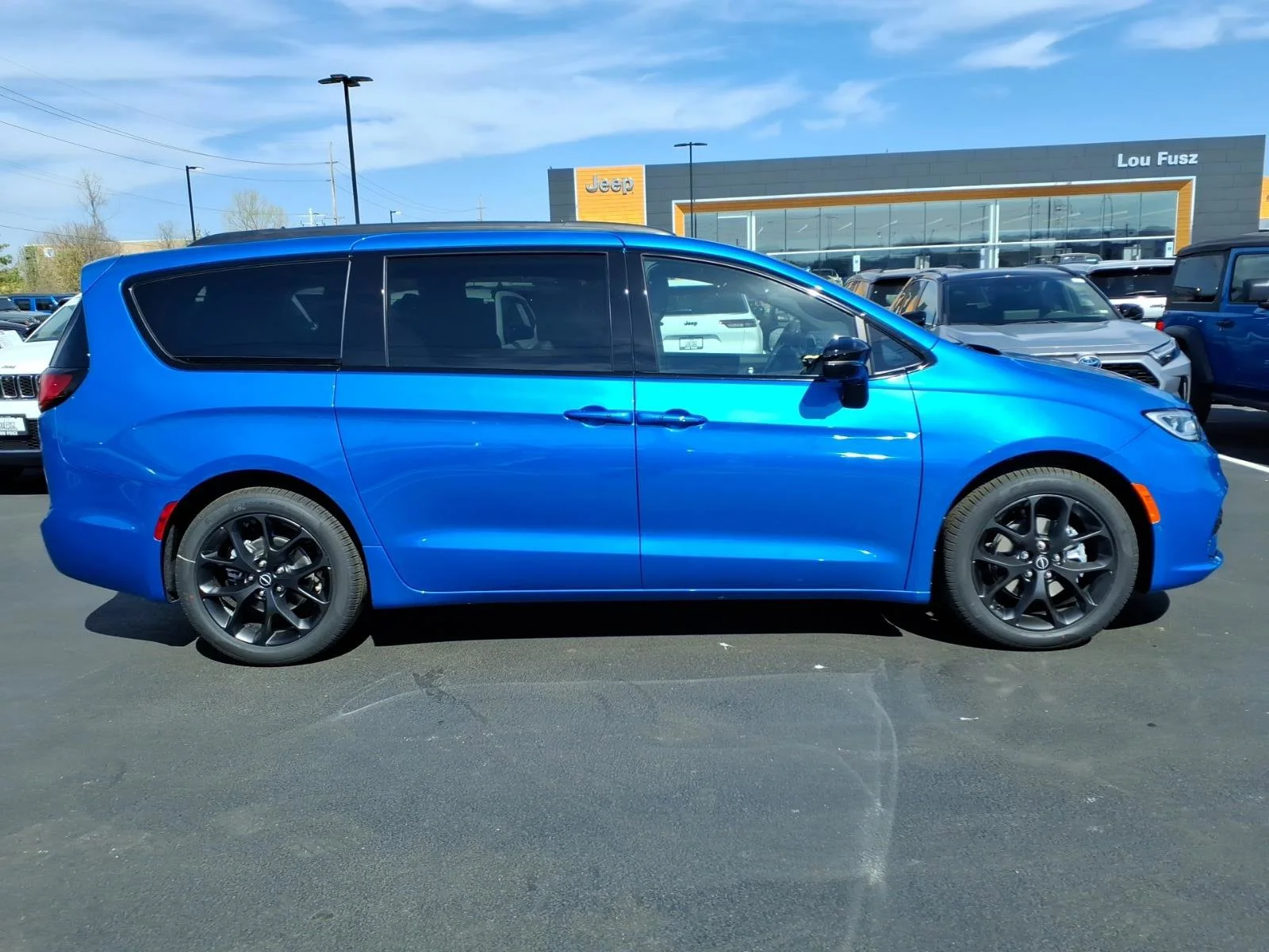 New 2026 Hydro Blue Pearl-Coat Exterior Paint Chrysler Select image 21