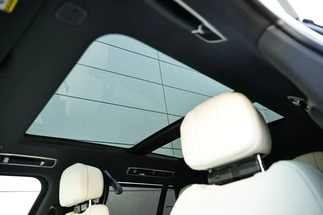 New 2026 Fuji White Land Rover SE 7 Seats image 22