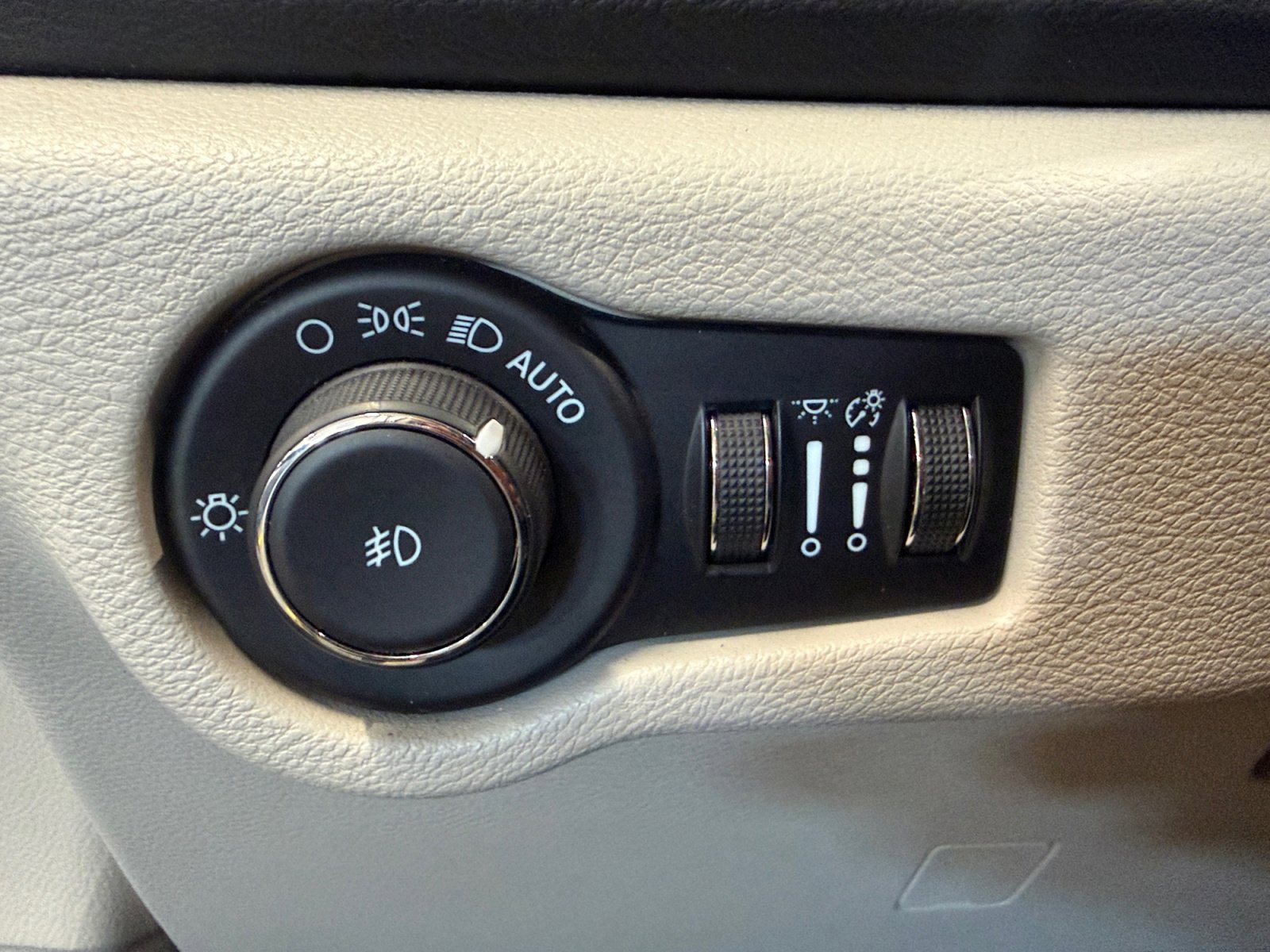 Used 2023 Brilliant Black Crystal Pearlcoat Chrysler Touring L image 27
