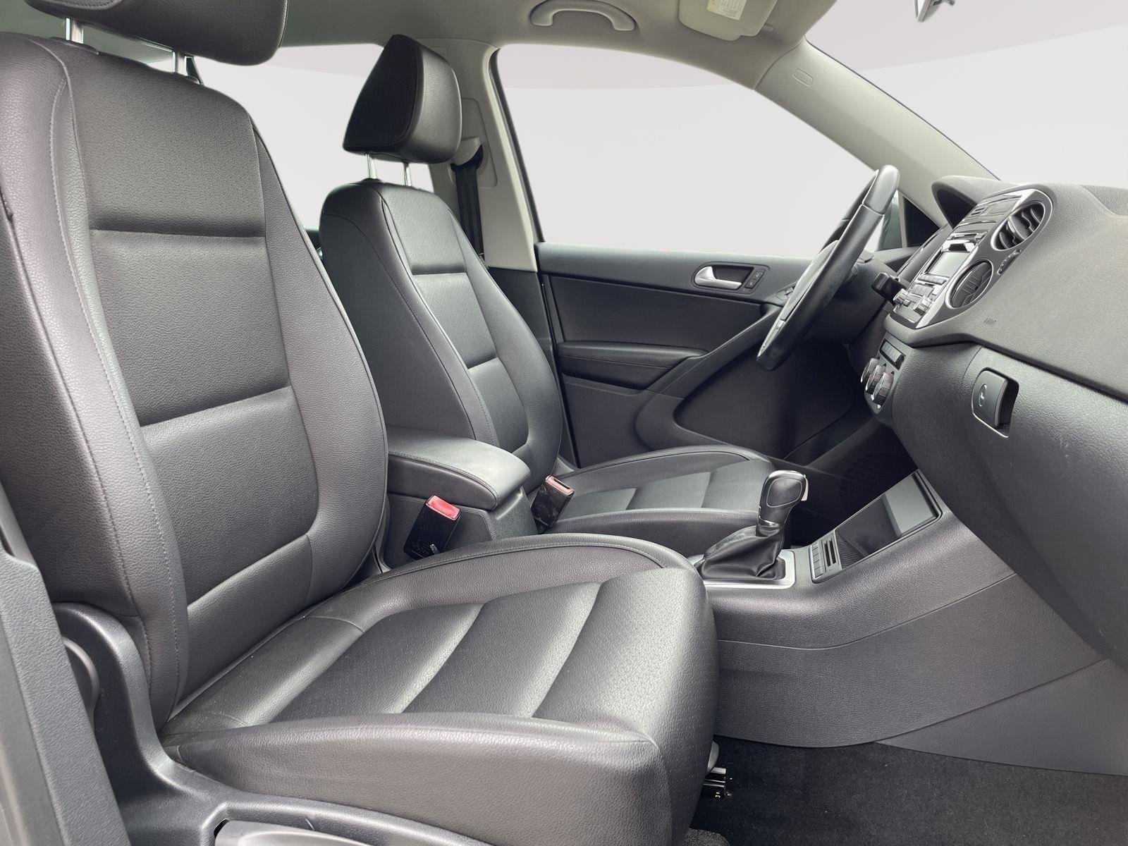 Used 2014 Pepper Gray Metallic Volkswagen SE image 16