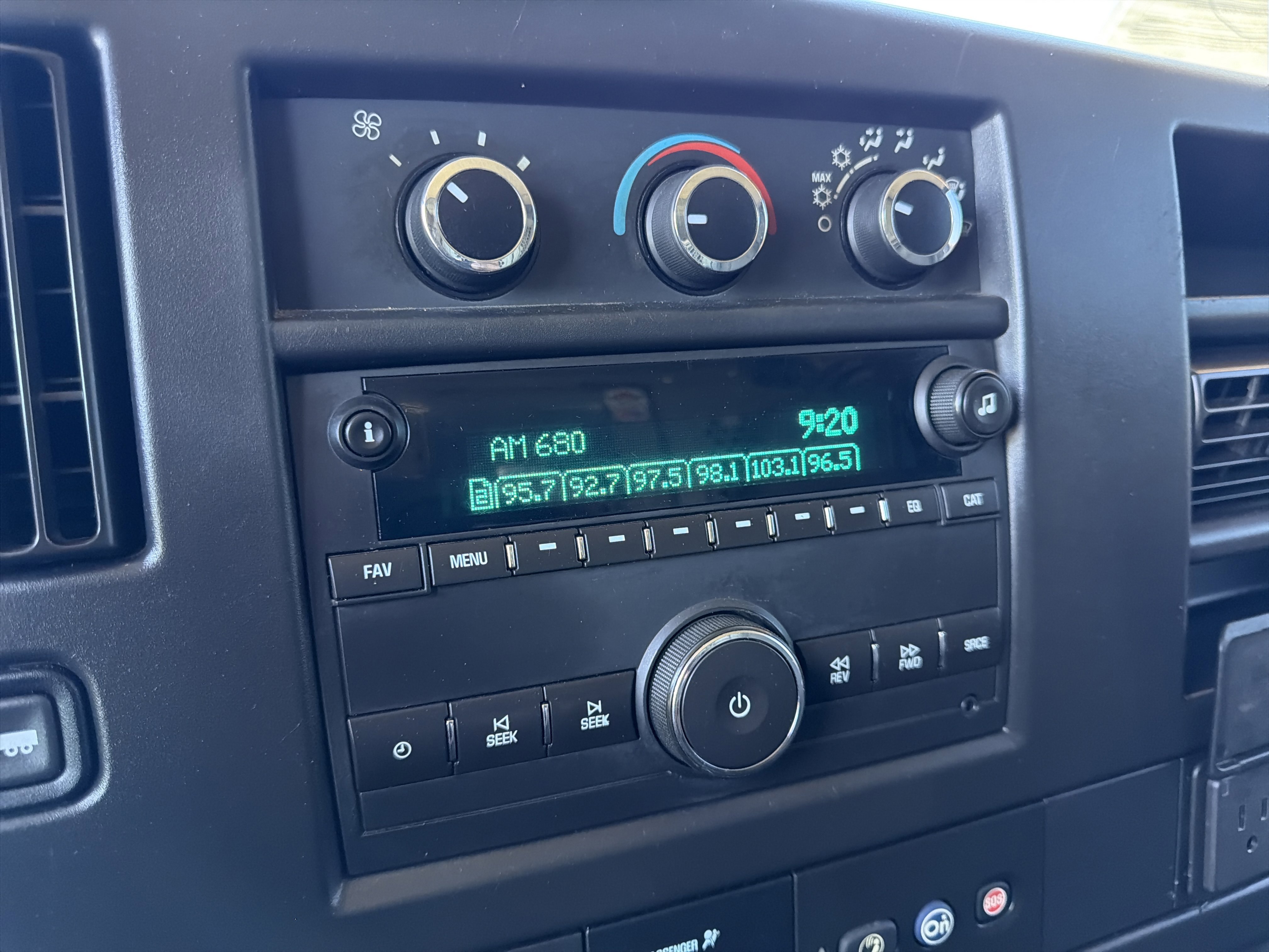 Used 2018 Summit White Chevrolet  image 17