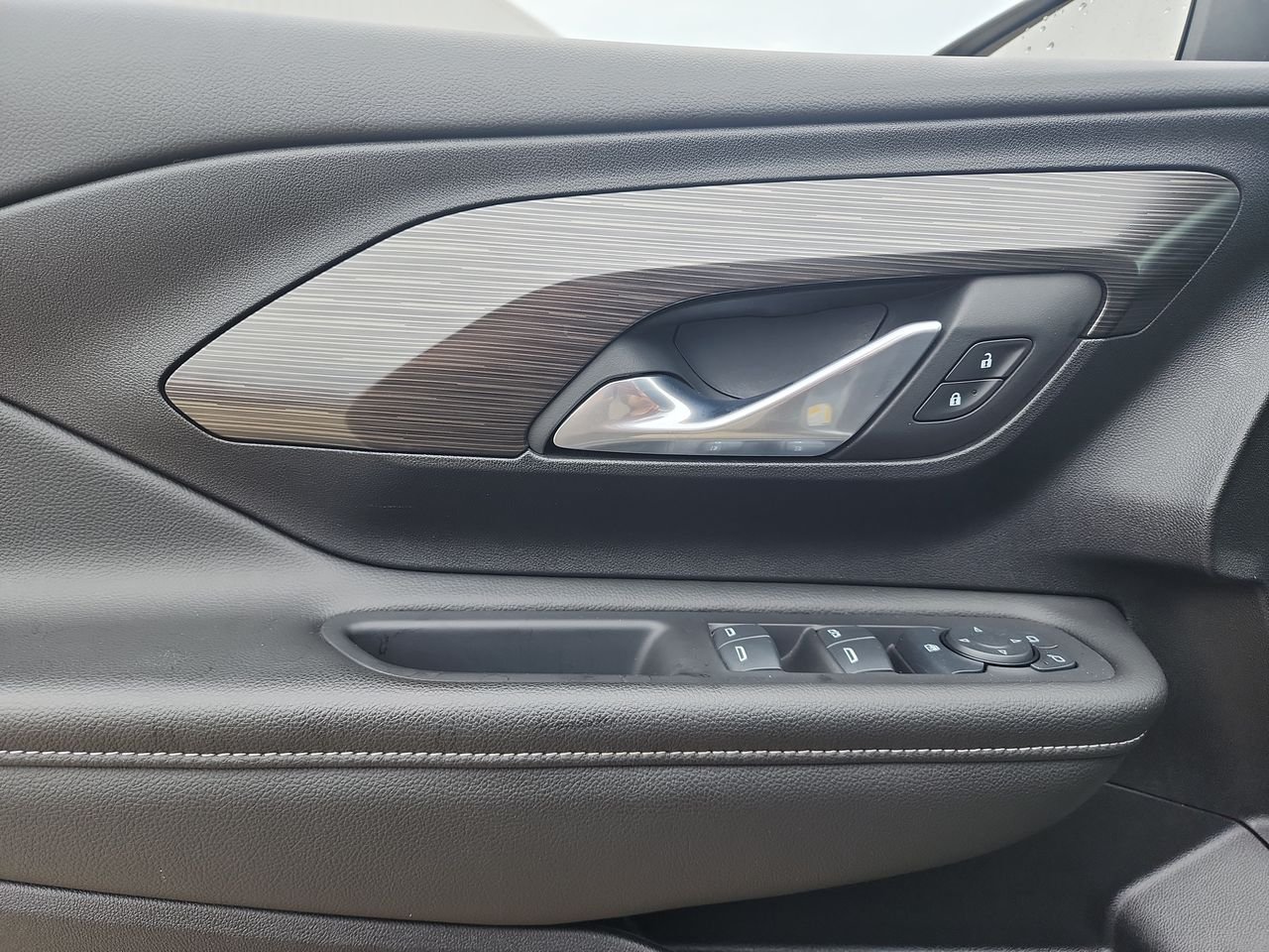 Used 2024 Sterling Metallic GMC SLE image 13