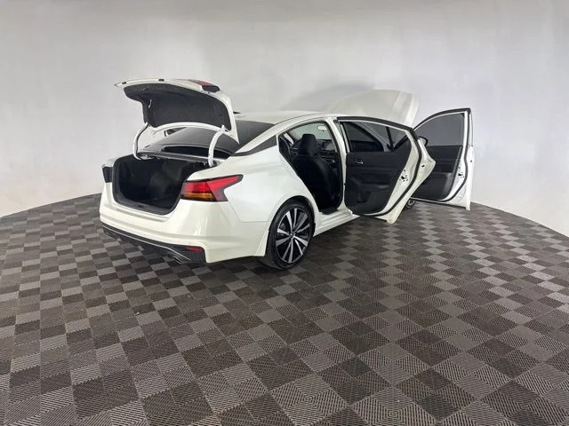 Used 2020 White Nissan 2.5 SR image 14