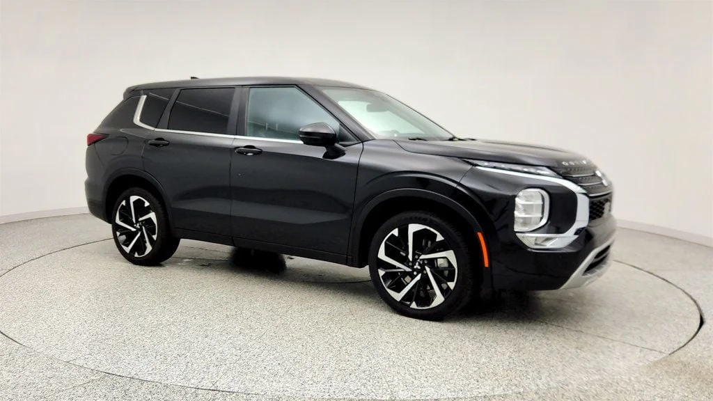 Used 2024 Black Diamond Mitsubishi SE image 3