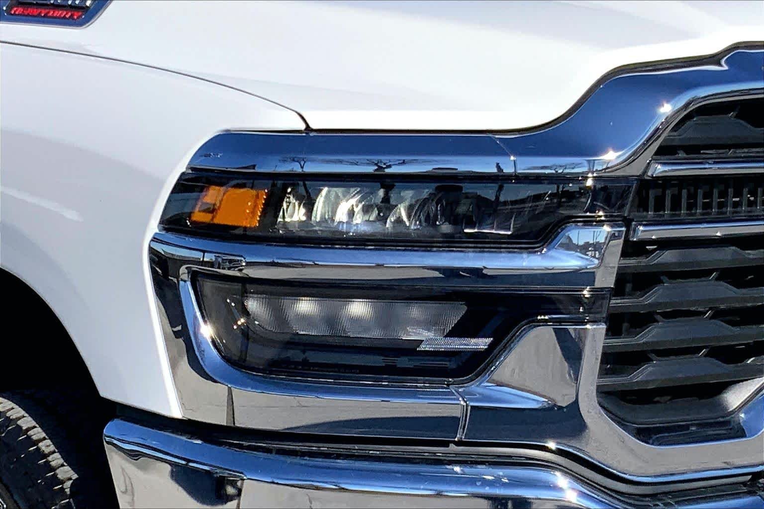 New 2026 Bright White Clear-Coat Exterior Paint RAM Tradesman image 10