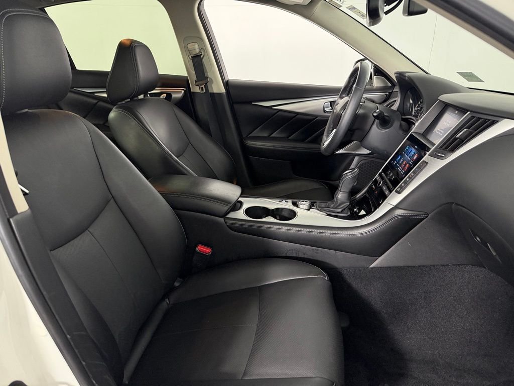 Used 2023 White INFINITI LUXE image 32